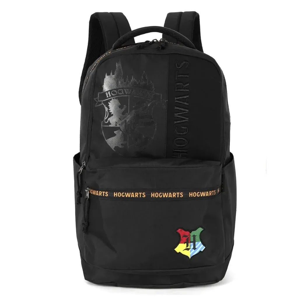 Mochila infantil Luxcel preta com estampa temática Harry Potter, frente com brasão de Hogwarts em relevo